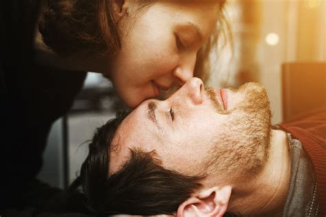 Close-up of woman kissing her boyfriend's face Photo ...