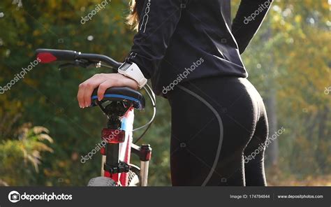 Bunda de mulher sexy em uma bicicleta - close-up â€” Stock ...
