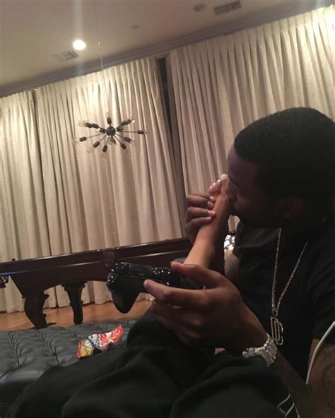 [PICS] Meek Mill Kisses Nicki Minajâ€™s Feet â€” See Sexy PDA ...
